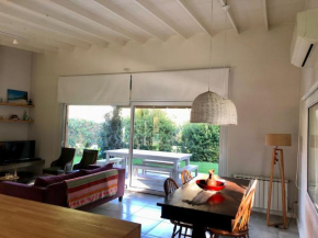 Moderna y cálida casa en el Bosque Peralta Ramos para relajarse y disfrutar de la Naturaleza en Mar del Plata